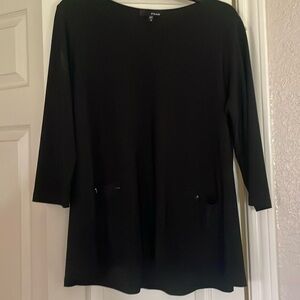 Black 3/4 sleeve to with front pockets.